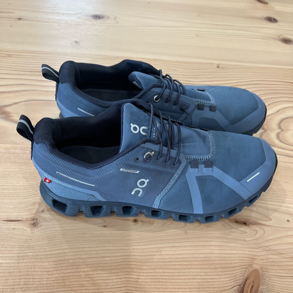 Womens On Cloud size 10 navy waterproof shoes-used
